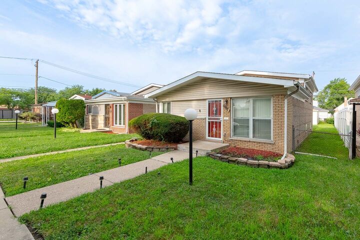 Property Photo: 9432 S Union Avenue IL 60620