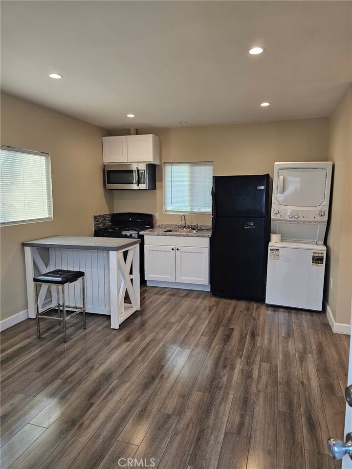 Property Photo:  10020 Gothic Ave  CA 91343 
