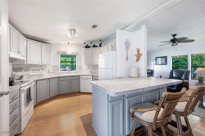 Property Photo: 105 Calais Court FL 34112