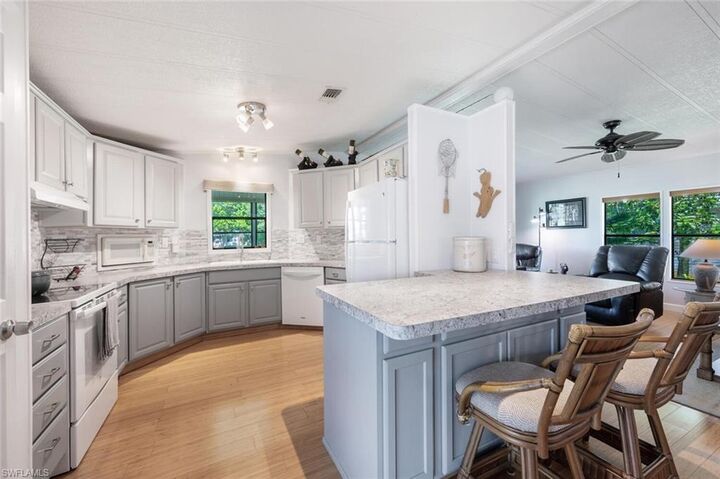 Property Photo: 105 Calais Ct FL 34112