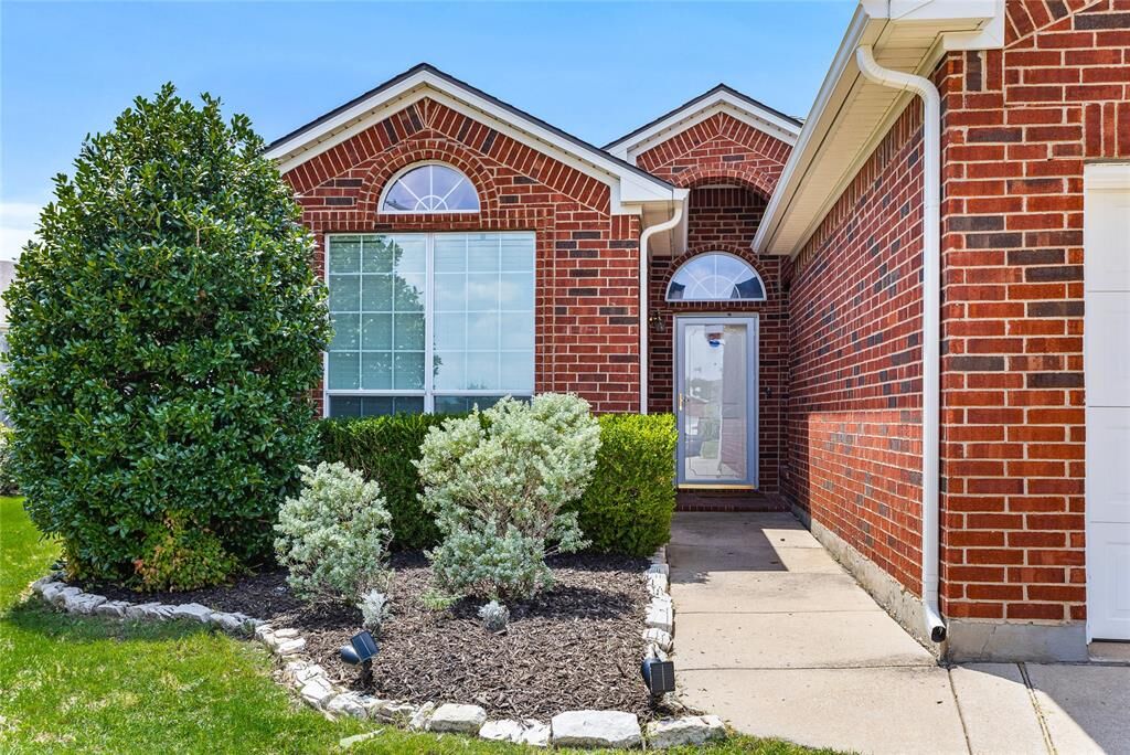 Property Photo: 12924 Parkersburg Drive TX 76244