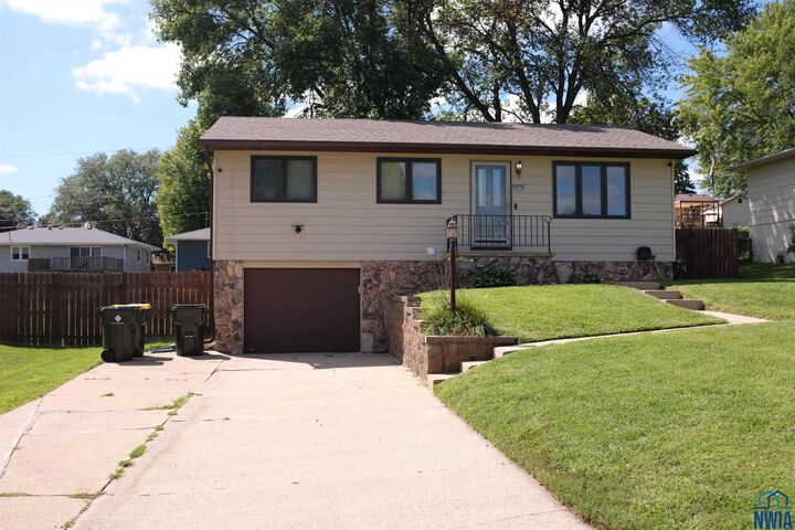 Property Photo: 4629 Fillmore St IA 51108
