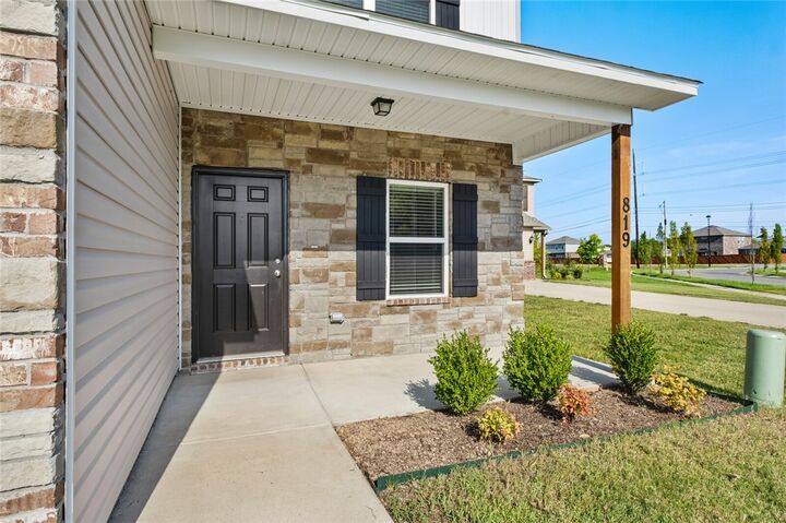 Property Photo: 819 E Sparrow Circle AR 72701