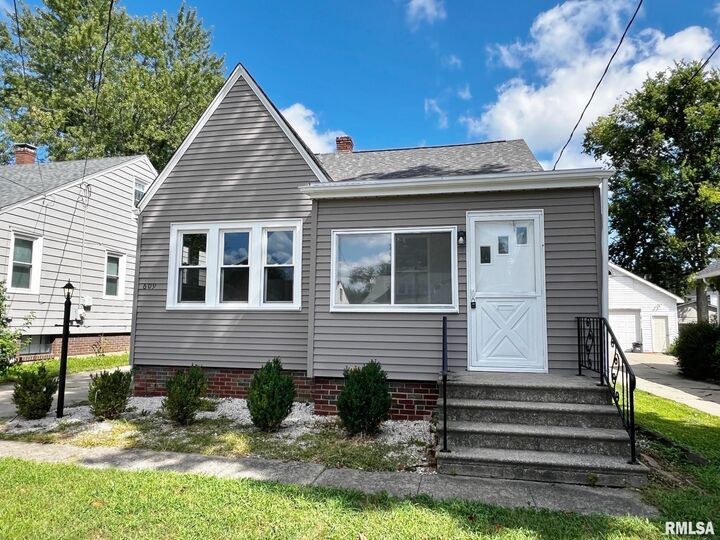 Property Photo: 609 W Hudson Street IL 61604