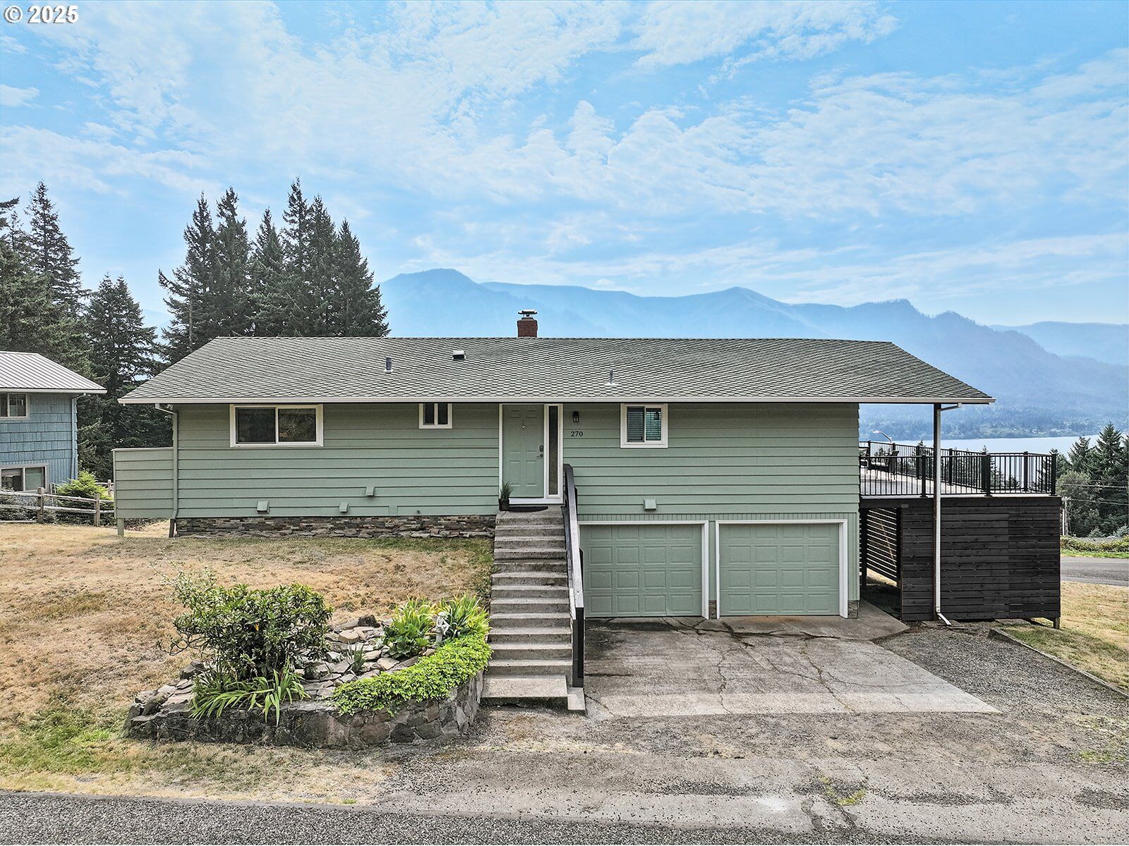 Property Photo: 270 NE Wisteria Way WA 98648