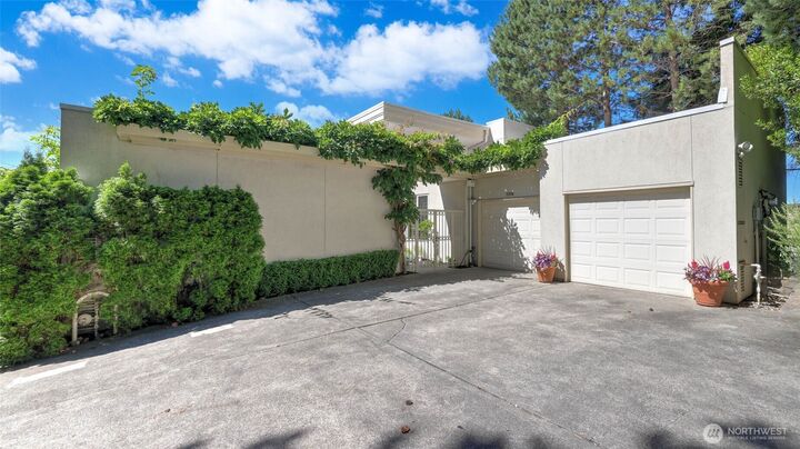 Property Photo:  3304  81st Place SE D  WA 98040 