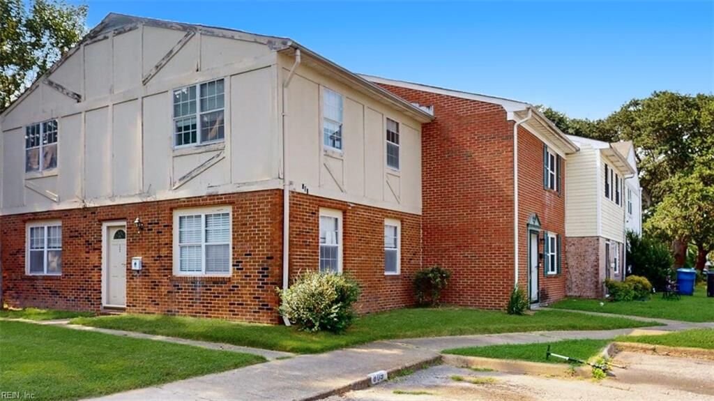 Property Photo:  809 S Buckingham Ct  VA 23462 