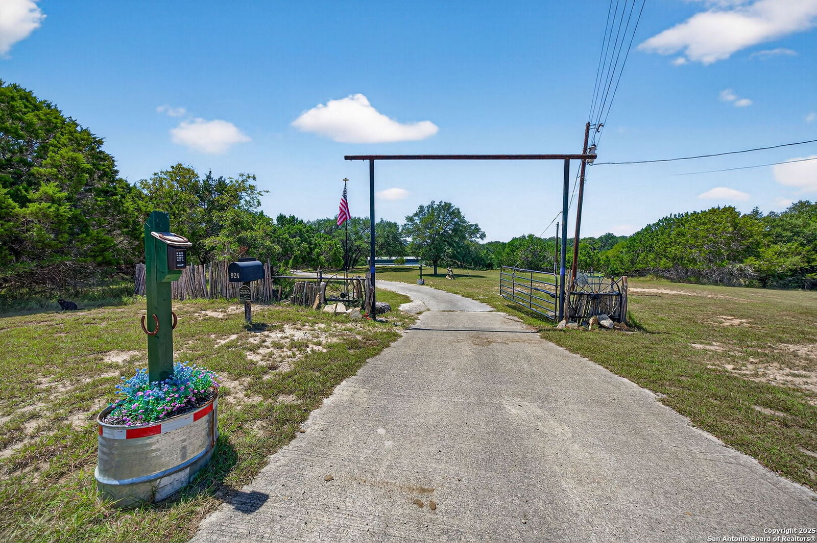 Property Photo: 924 Wagon Creek TX 78003