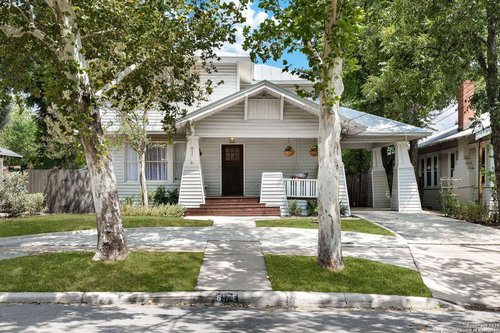 Property Photo: 617 E Park Ave TX 78212