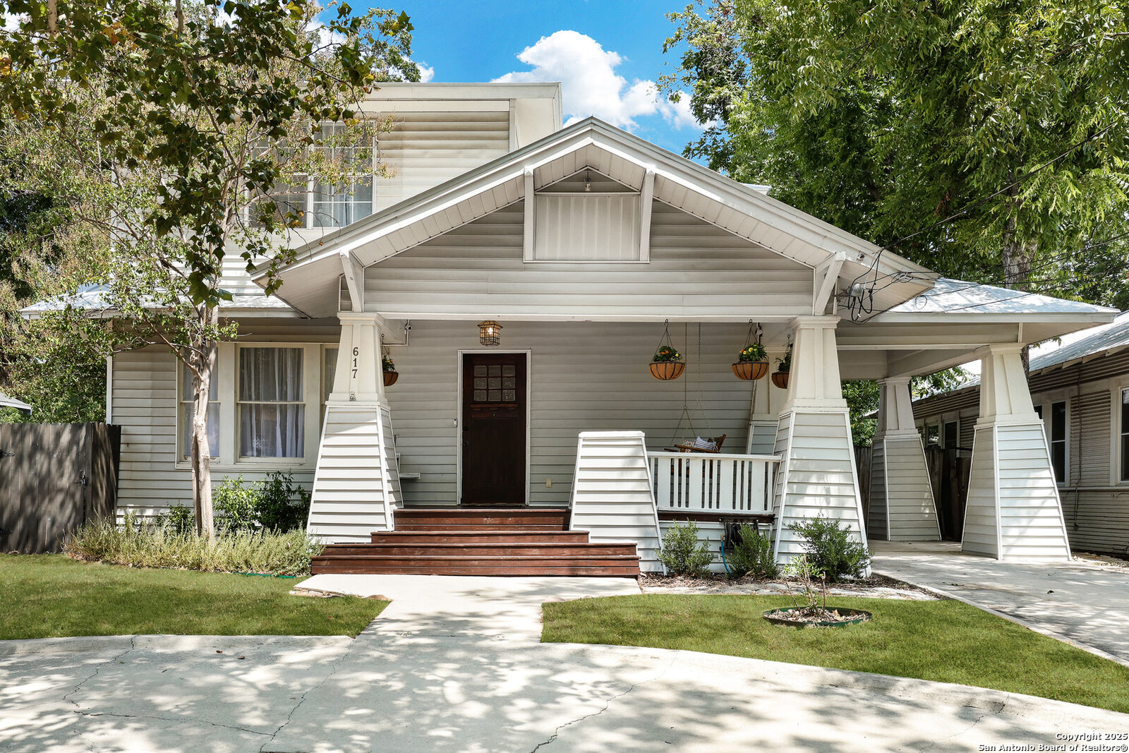 Property Photo:  617 E Park Ave  TX 78212 