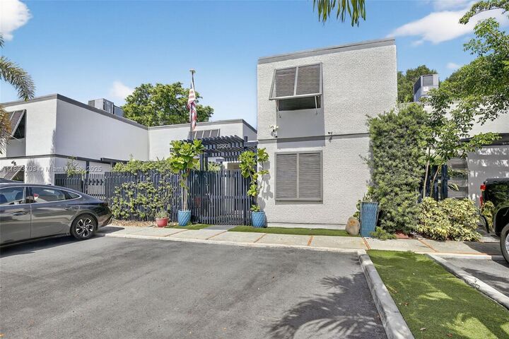 Property Photo: 1530 W Golfview Dr FL 33026