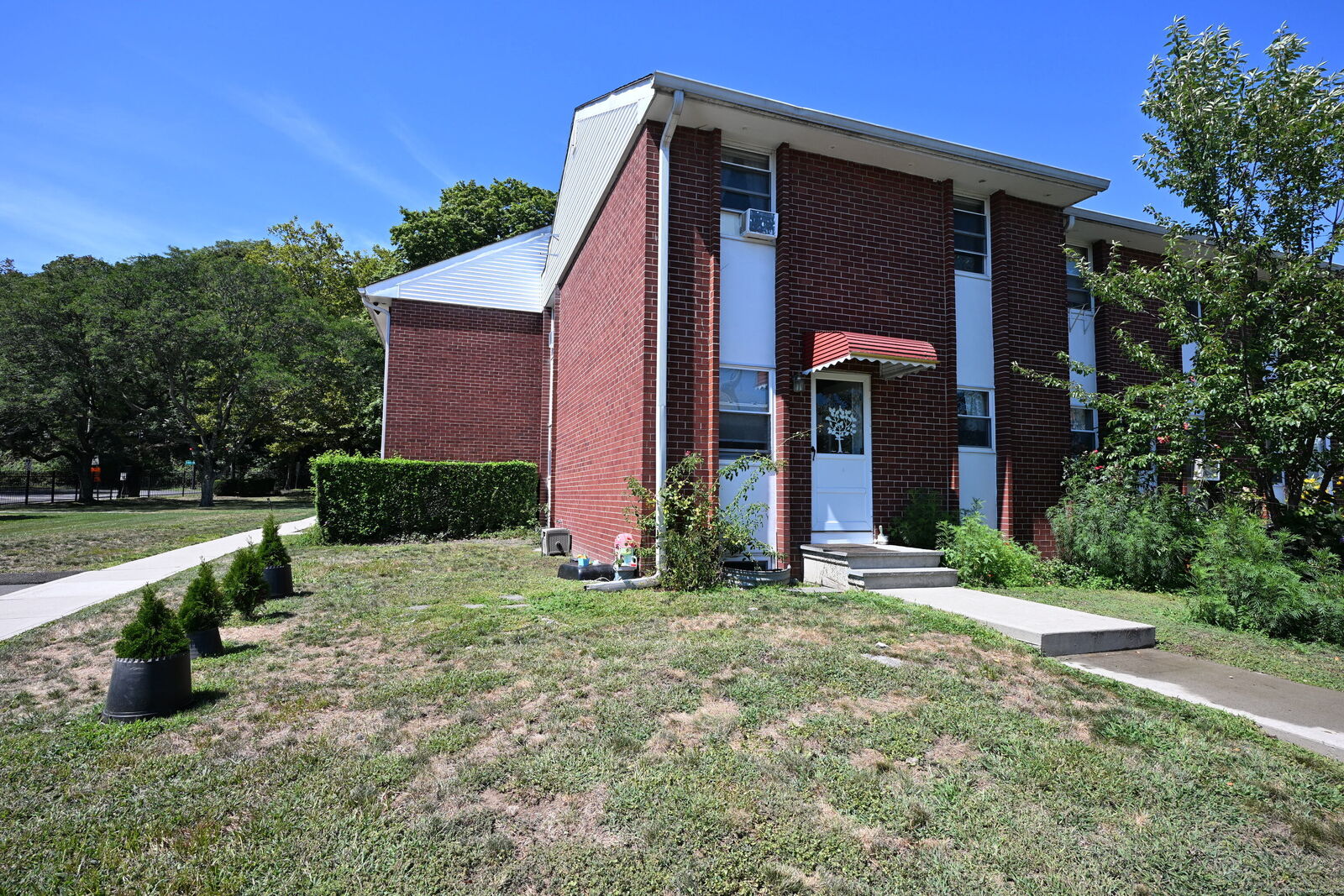 Property Photo:  15 Madison Street Apt F9  CT 06854 