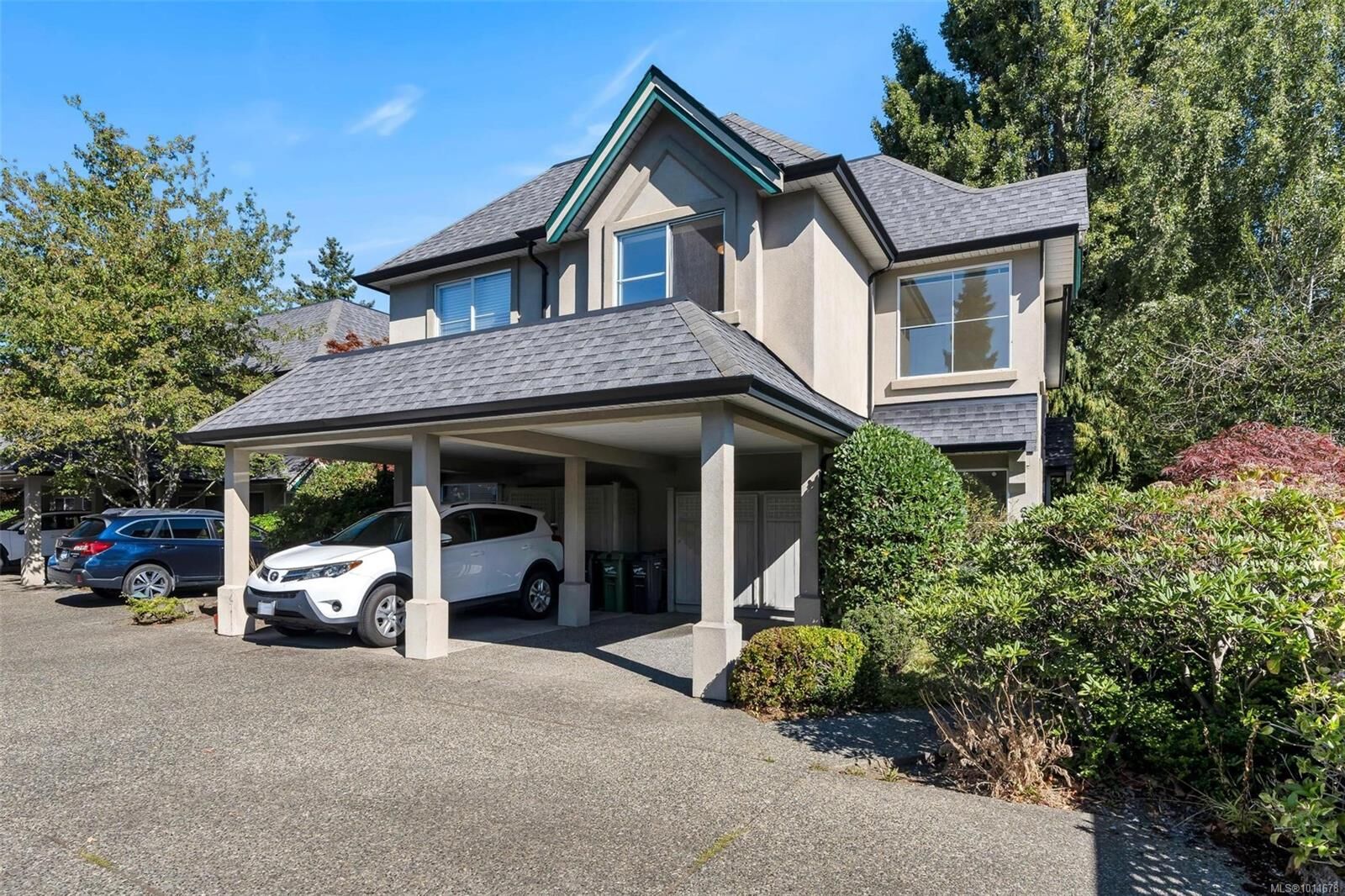Property Photo: 2633 Shelbourne St 8 BC V8R 4M1