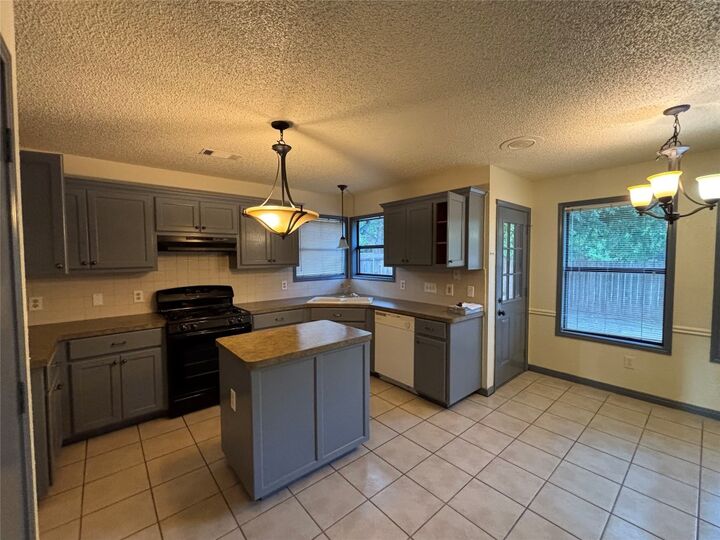 Property Photo: 2610 Willow Way TX 78664