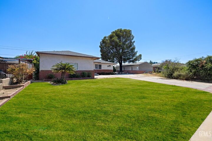 1601 University Avenue  Bakersfield CA 93305 photo
