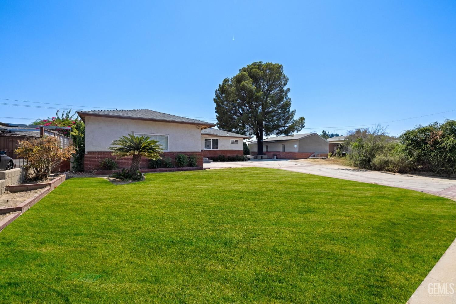 Property Photo: 1601 University Avenue CA 93305