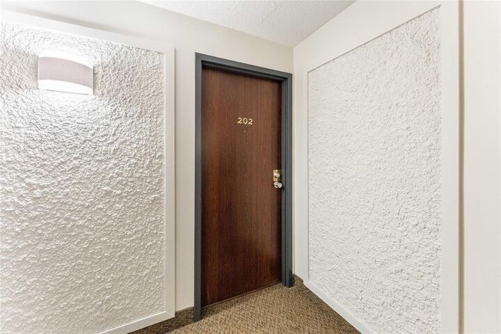 Property Photo:  470 Kenaston Boulevard  MB R3N 1Z1 