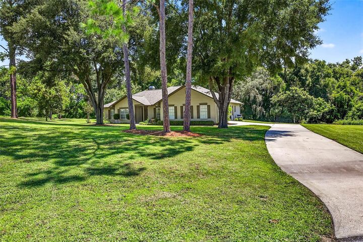 Property Photo: 11240 Grandview Dr FL 33525