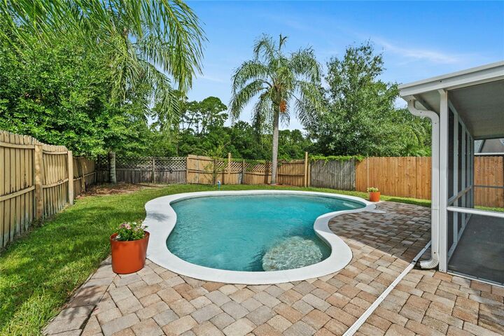 Property Photo: 1070 McKinnon Avenue FL 32765