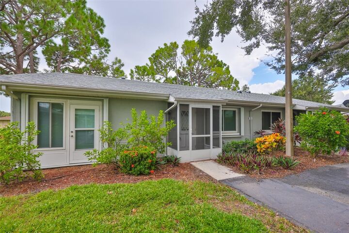 Property Photo: 2206 Horsham Place FL 33573