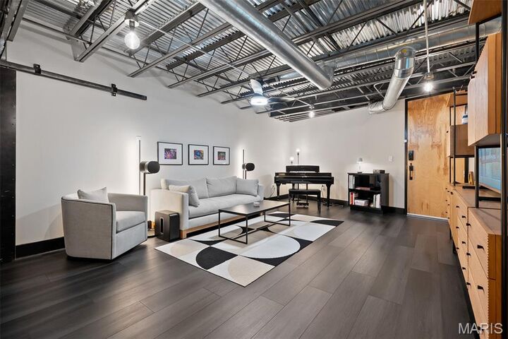 Property Photo: 2323 Locust Street 212 MO 63103