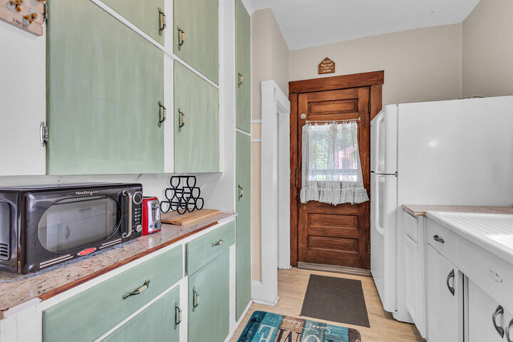 Property Photo: 1008 Seymour Avenue MI 49202