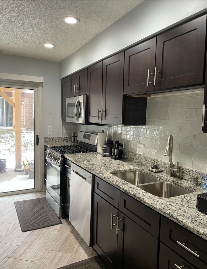 Property Photo: 43 W Fern Court 125 IL 60067