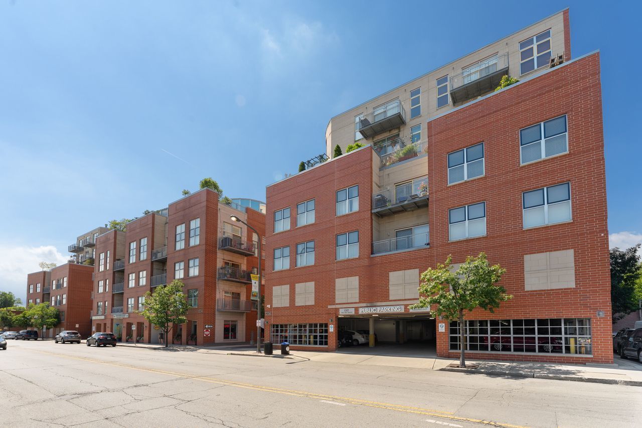 Property Photo: 1236 Chicago Avenue 703 IL 60202