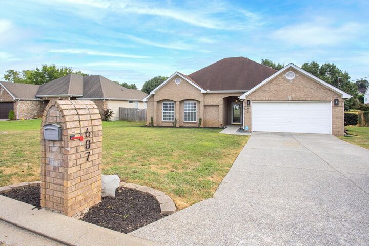 Property Photo: 607 Mable Dr TN 37086