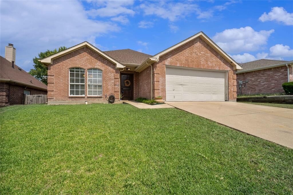 Property Photo: 5928 Woodoak Drive TX 75249