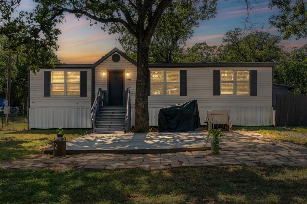 Property Photo: 6933 Shady Hills Lane TX 76028