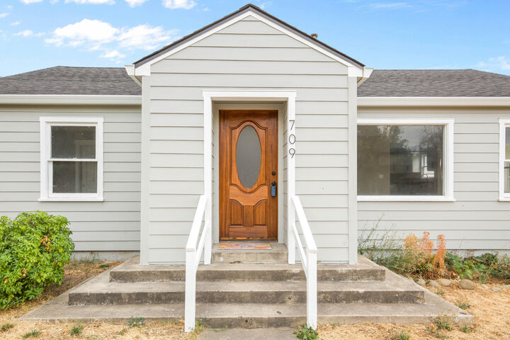 Property Photo:  709 W Jackson Street  OR 97501 