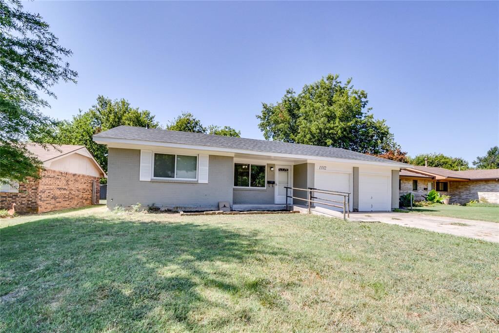 Property Photo: 1332 E Brooks Street OK 73071