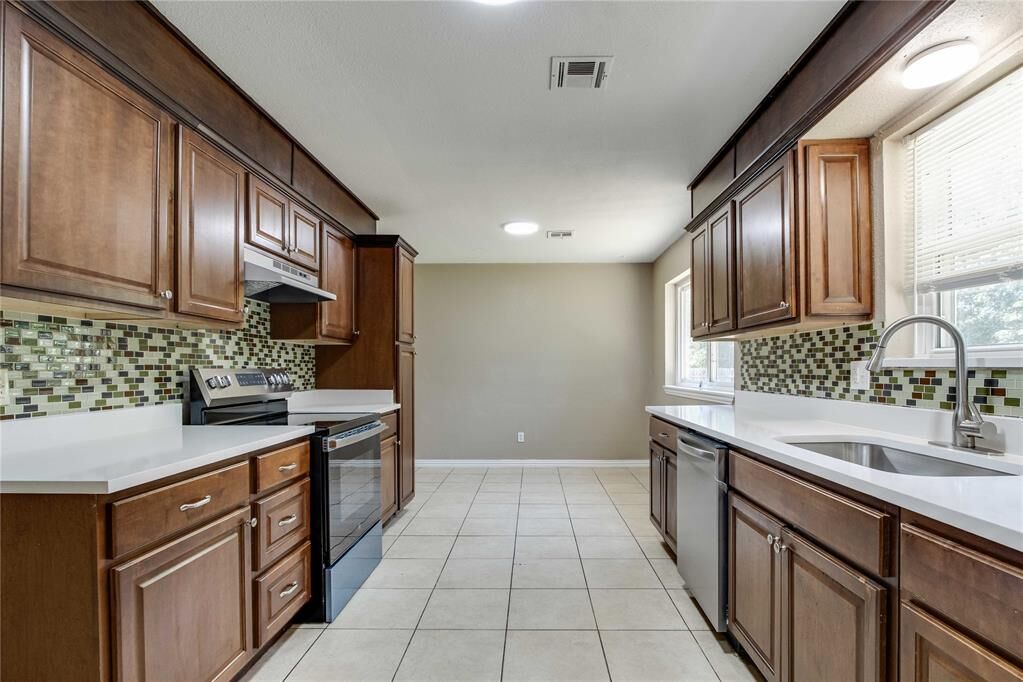 Property Photo:  1332 E Brooks Street  OK 73071 