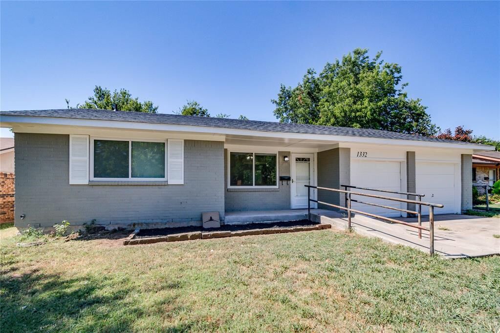 Property Photo: 1332 E Brooks Street OK 73071