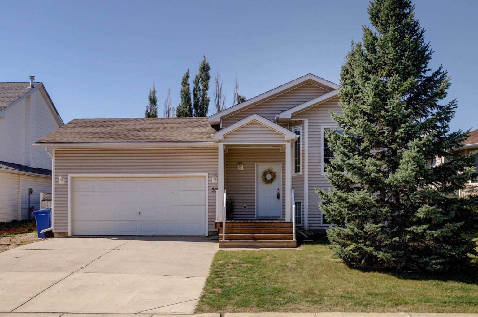 Property Photo:  37 Chinook Crescent  AB T0M 0G0 