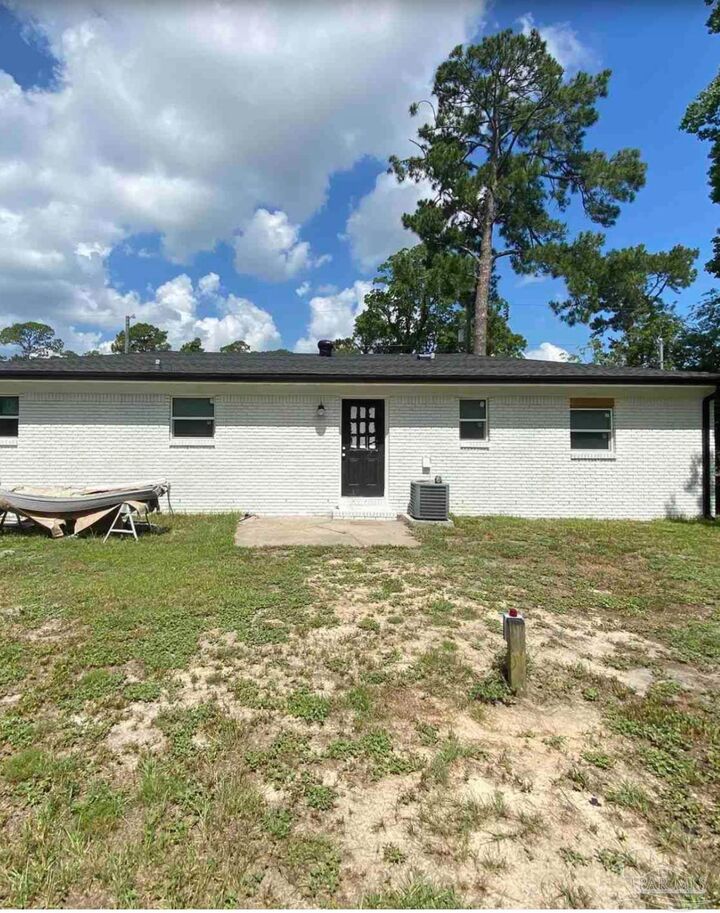 Property Photo: 902 Decatur Ave FL 32507