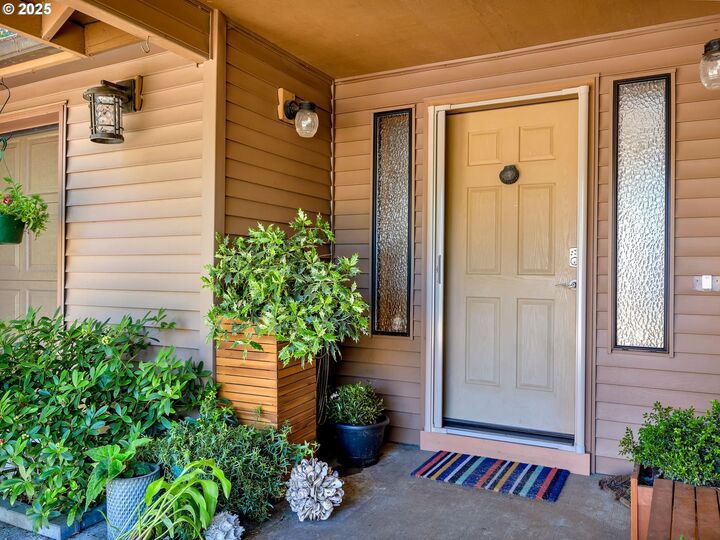 Property Photo:  315 N Chinook St  OR 97110 