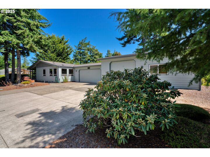 Property Photo: 885 Western Way OR 97439
