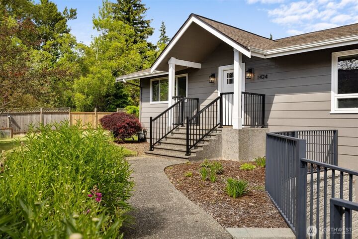 Property Photo:  1424 E 36th Lane  WA 98226 