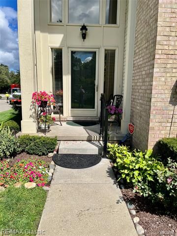 Property Photo: 6094 Simsbury Ct Simsbury Ct 5 MI 48322