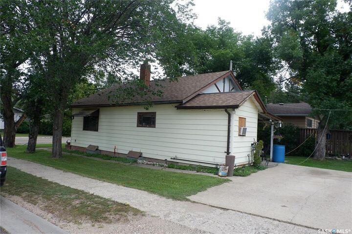 Property Photo:  221 7th Avenue W  SK S0H 0B0 