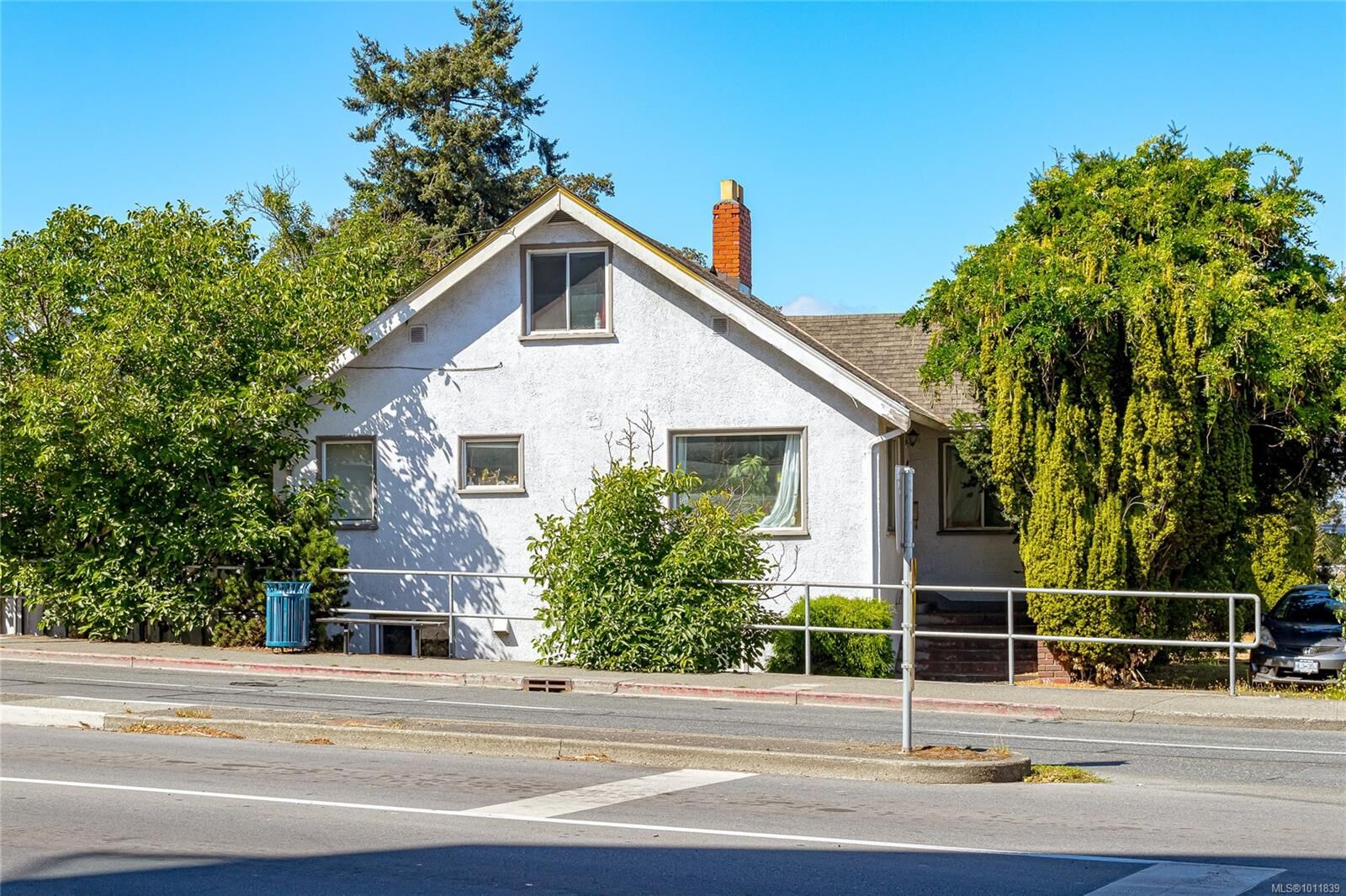 Property Photo: 1237 Hillside Ave BC V8T 2B1