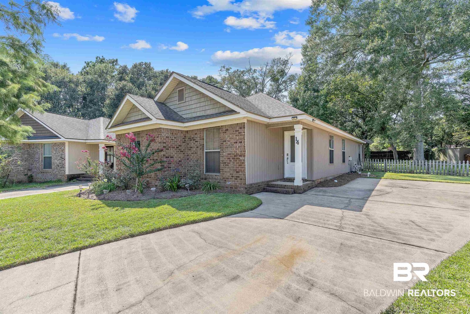 Property Photo: 14 Breydon Court AL 36608