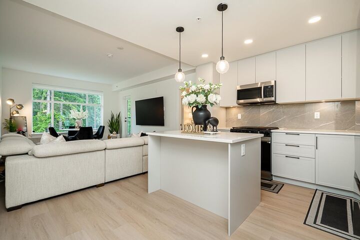 3528 146A Street 608  Surrey BC V4P 0H4 photo