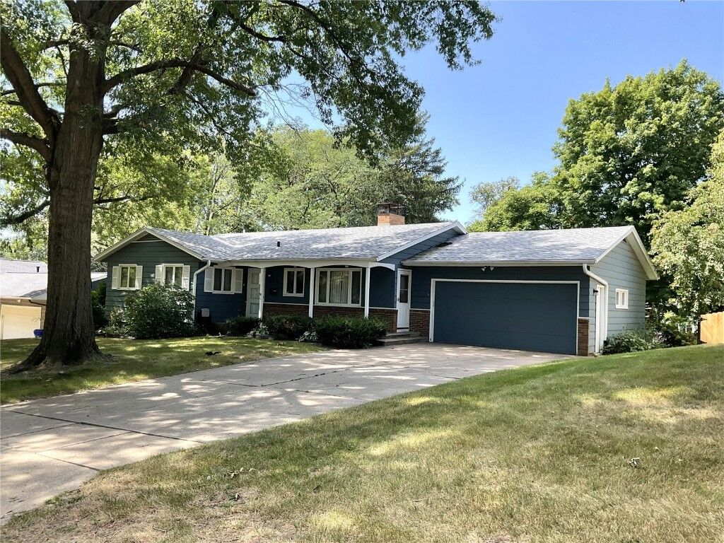Property Photo:  415 Ridgeview Avenue  IA 52246 
