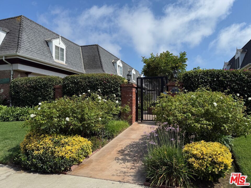 Property Photo: 8130 Redlands St CA 90293