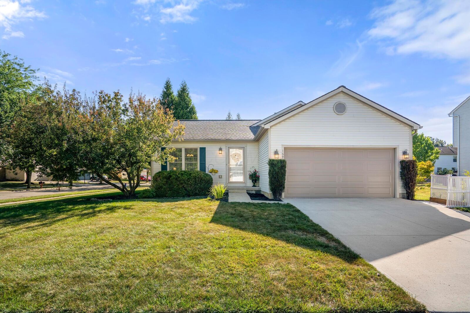 Property Photo: 1691 Valley Drive OH 43040