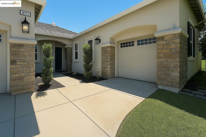 Property Photo:  2072 Bridgeport Loop  CA 94505 