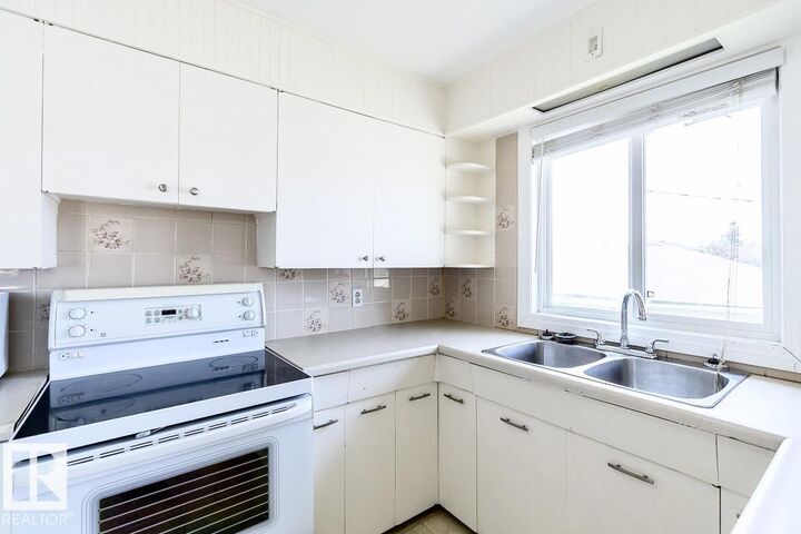 Property Photo: 8911 132 Avenue NW AB T5X 0X9